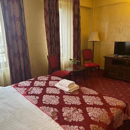 Vila Royal Bacău Esterno foto
