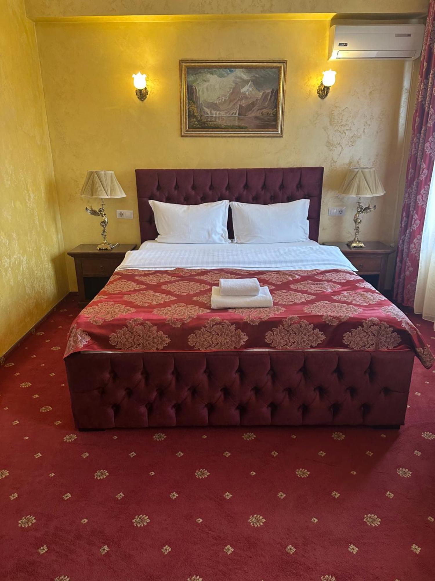 Vila Royal Bacău Esterno foto