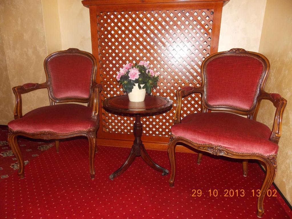 Vila Royal Bacău Esterno foto